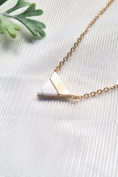 White How lite Triangle Necklace - P386